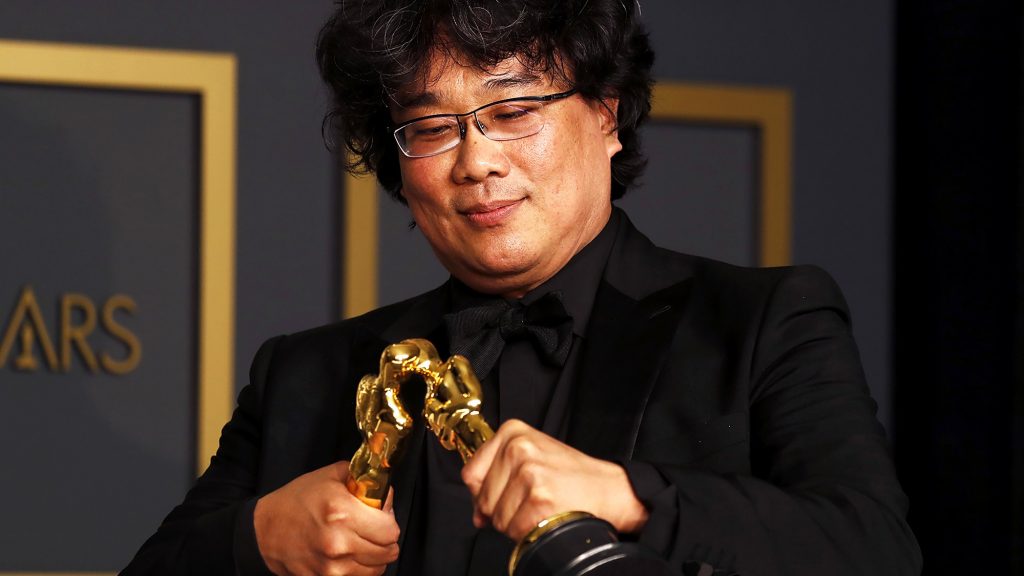 Bong Joon Ho brincando com as estatuetas